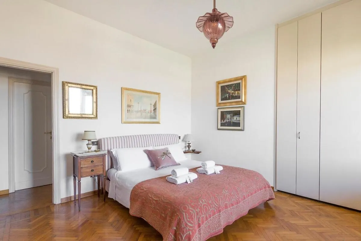 Wonderful Terrace Over Ponte Vecchio With Elevator Florence Apartment