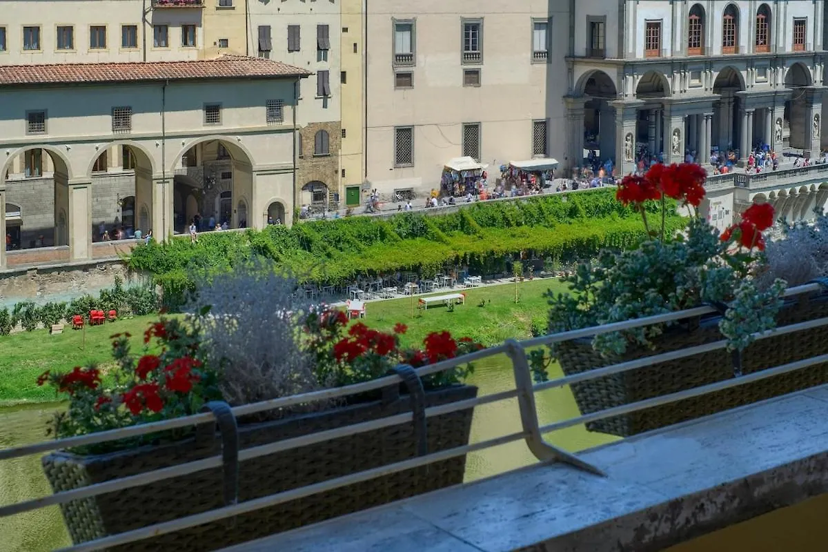 Wonderful Terrace Over Ponte Vecchio With Elevator Florence Apartment